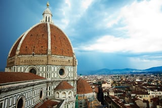 Le dôme et le toit d’une église classique en Italie