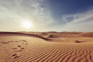 Un désert vide avec un soleil